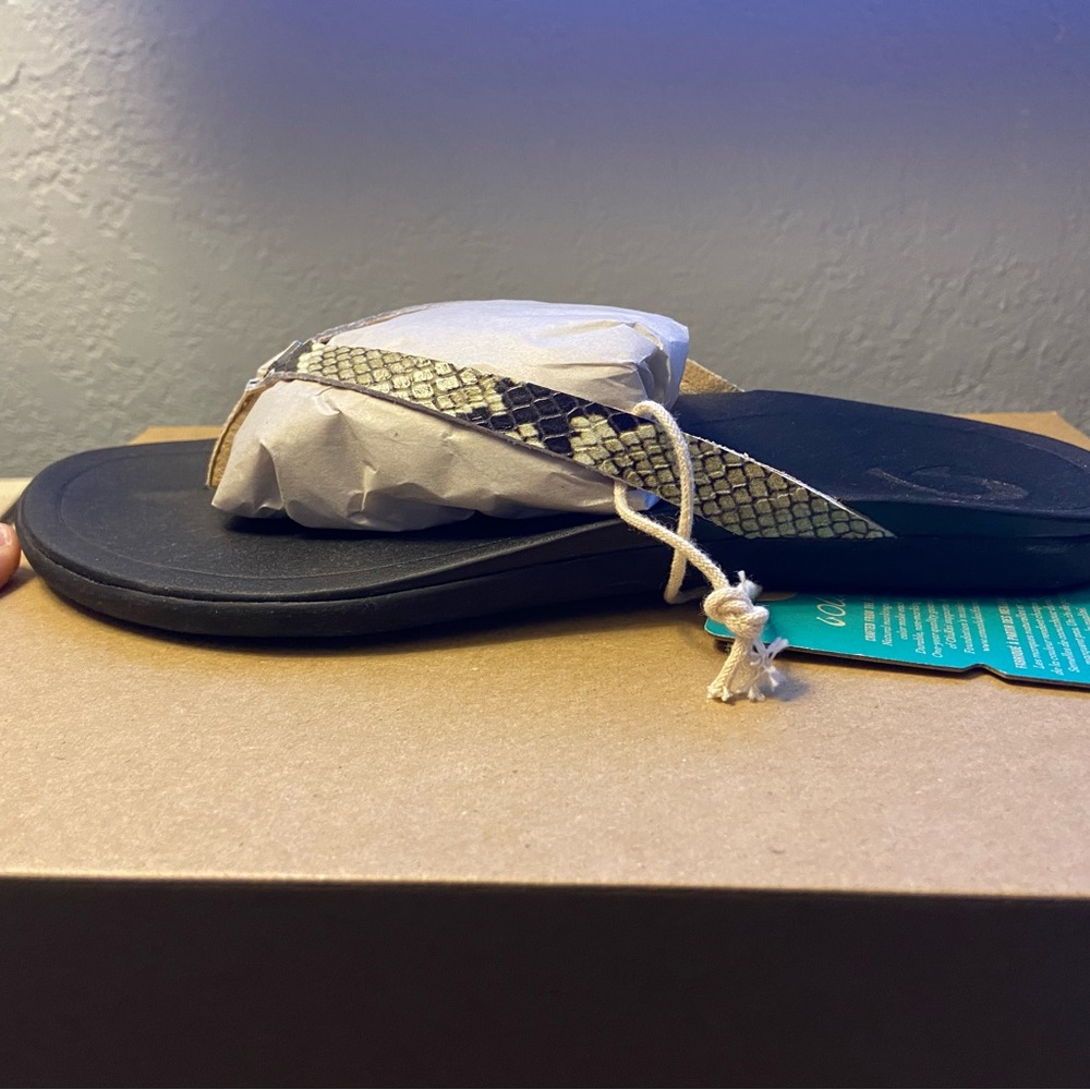 OlaKai Womens’s Ho’opio sandals in Mineral Gray. Size 7